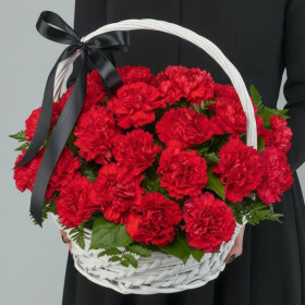 24 Красные Гвоздики в корзине (траур) фото