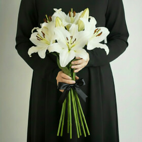 10 Белых Восточных Лилий (траур) фото