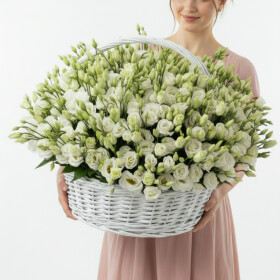 101 Белая Эустома в корзине фото