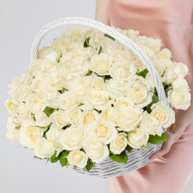 101 Белая Роза в корзине фото