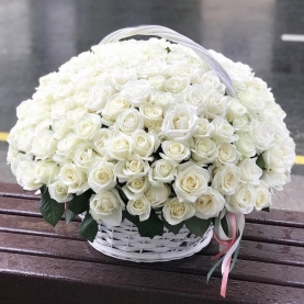 101 Белая Роза (50 см.) в корзине фото