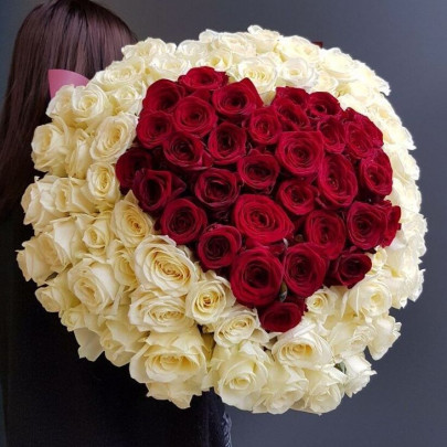 101 Белая и Красная Роза (60 см.) сердце фото