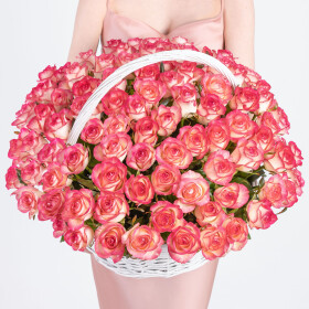 101 Бело-Розовая Роза в корзине фото