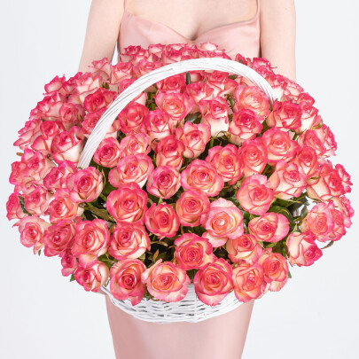 101 Бело-Розовая Роза в корзине фото