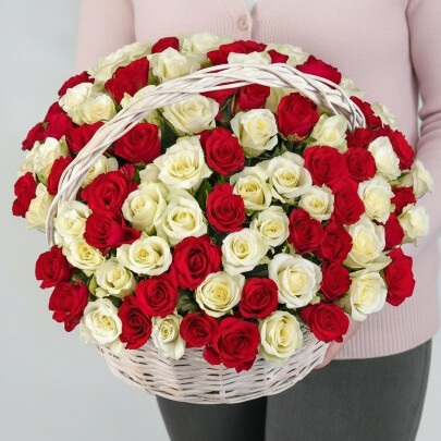 101 Красная и Белая Роза в корзине фото