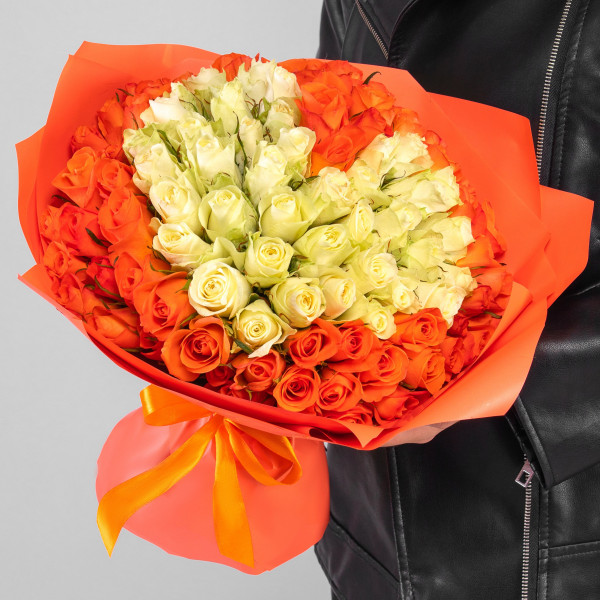 101 Оранжево и Белая Роза (30-40 см.) сердце