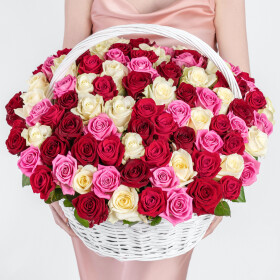 101 Роза Микс в корзине фото