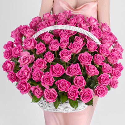 101 Ярко-Розовая Роза в корзине фото