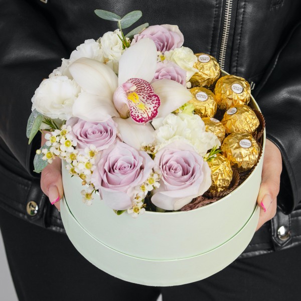 

11 Цветков Микс в коробке с ferrero