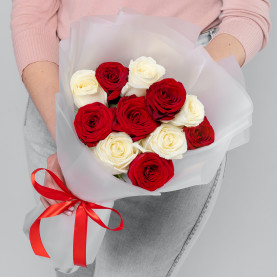 11 Красно-Белых Роз (40 см.) фото