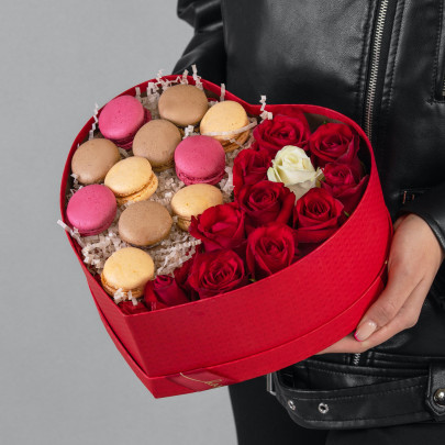11 Красных Роз в коробке сердце с макарони фото