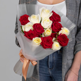 15 Красно-Белых Роз (50 см.) фото