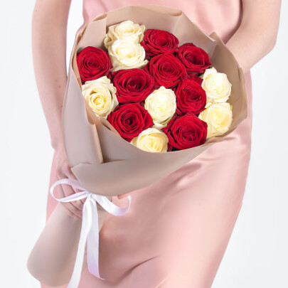 15 Красно-Белых Роз (70 см.) фото