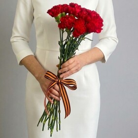 15 Красных Гвоздик под Георгиевскую ленту