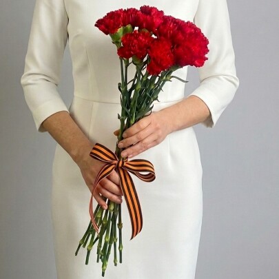 15 Красных Гвоздик под Георгиевскую ленту