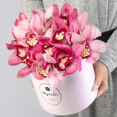 Букет "15 Розовых Орхидей" в коробке фото