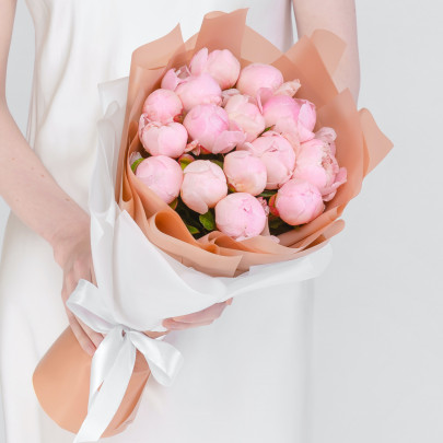15 Розовых Пионов в упаковке фото