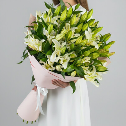 19 Белых Восточных Лилий фото