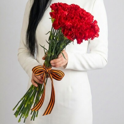 19 Красных Гвоздик под Георгиевскую ленту фото