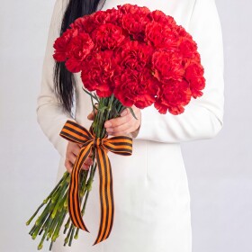 19 Красных Гвоздик под Георгиевскую ленту фото