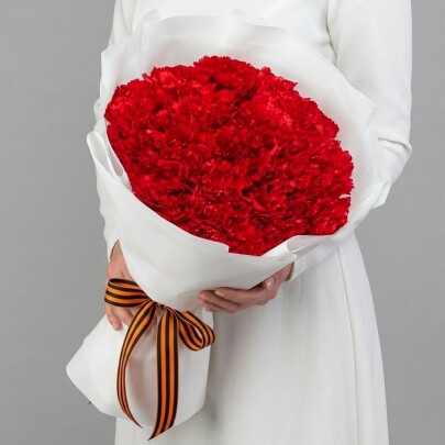 19 Красных Гвоздик в пленке под Георгиевскую ленту фото