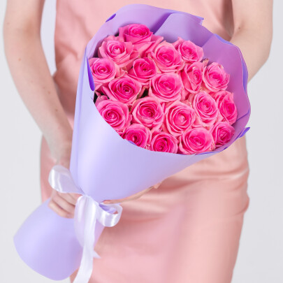 19 Ярко-Розовых Роз (50 см.) в упаковке фото