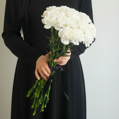 20 Белых Гвоздик (траур) фото