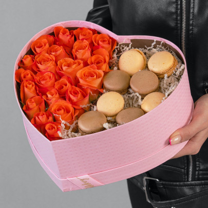 21 Ярко-Оранжевая Роза в коробке сердце с макарони фото