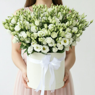 35 Белых Эустом в коробке фото