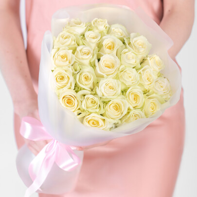 25 Белых Роз (40 см.) в упаковке фото