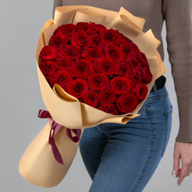 25 Красных Роз (70 см.) в упаковке фото