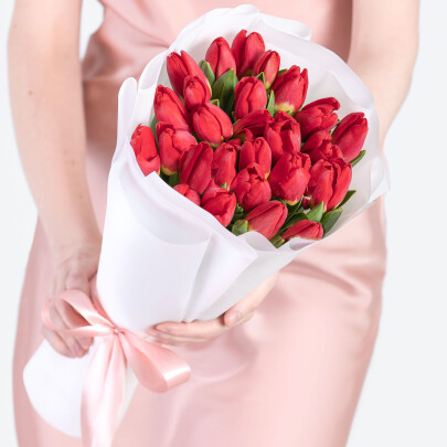 25 Красных Тюльпанов фото