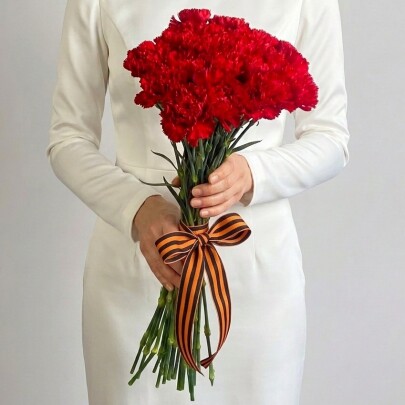 25 Красных Гвоздик под Георгиевскую ленту фото