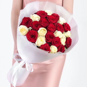 25 Красно-Белых Роз (60 см.) фото