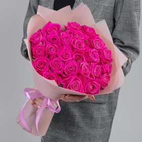 25 Ярко-Розовых Роз (40 см.) в упаковке фото