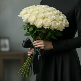 30 Белых Роз 50 см (Траур) фото