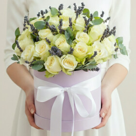 35 Белых Роз в коробке с лавандой фото