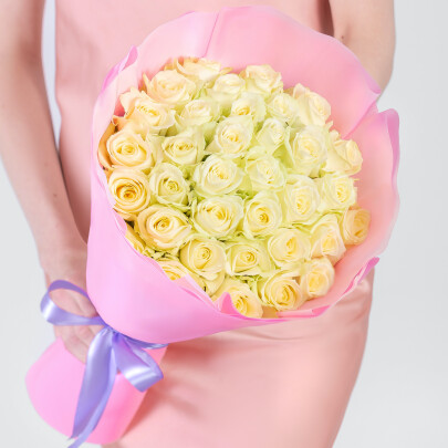 35 Белых Роз (60 см.) фото