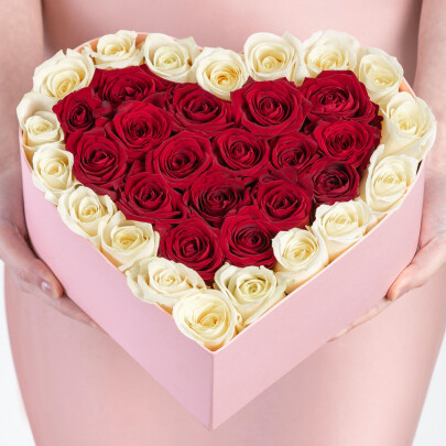 35 Белых и Красных Роз в коробке сердце фото