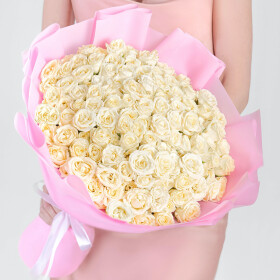 35 Кустовых Белых Роз (60 см.) фото