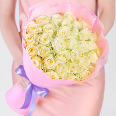 35 Белых Роз (40 см.) в упаковке фото