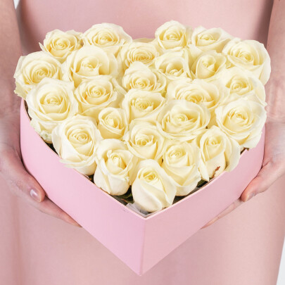 35 Белых Роз в коробке сердце фото