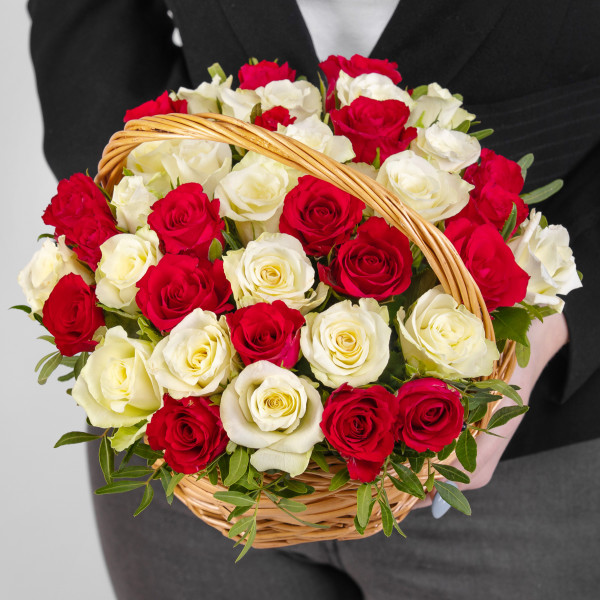 35 Красно-Белых Роз (30-40 см.) в корзине