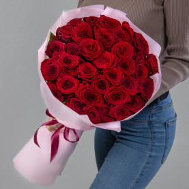 35 Красных Роз (70 см.) в упаковке фото