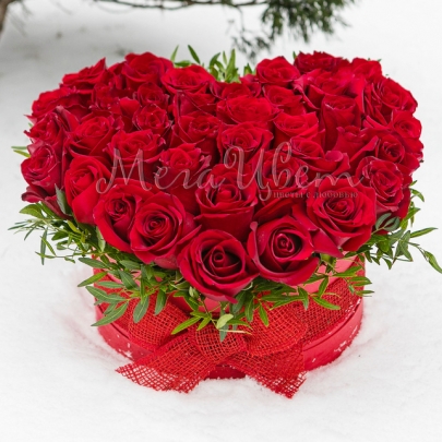 35 Красных Роз в коробке сердце фото