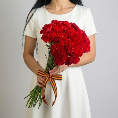 35 Красных Гвоздик под Георгиевскую ленту фото