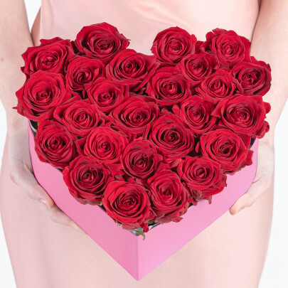 35 Красных Роз в коробке сердце фото