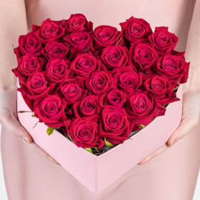 35 Малиновых Роз в коробке сердце фото