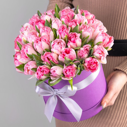 35 Розовых Пионовидных Тюльпанов в коробке фото
