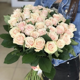35 Кремовых Роз (60 см.) фото